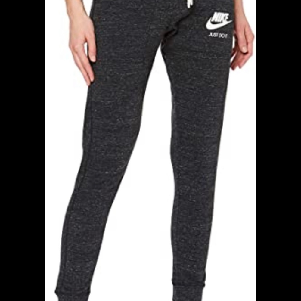 Nike dark gray women’s sweats!🖤